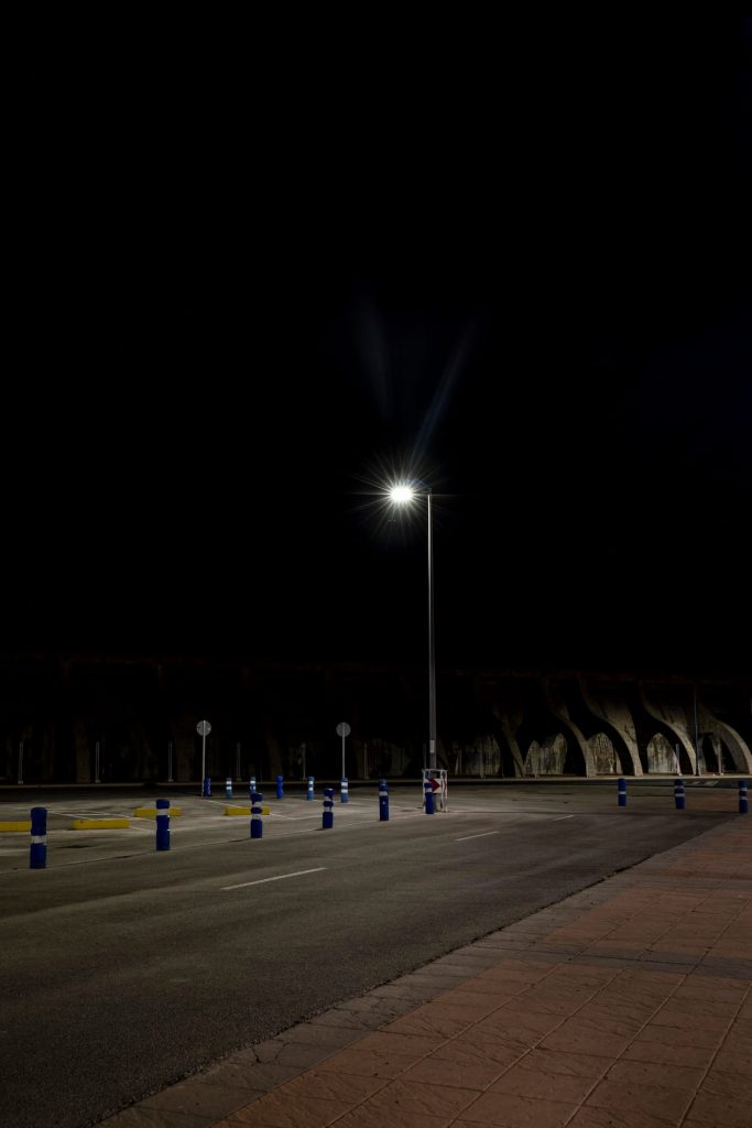 jakie natęzenie oświetlenia na parkingu